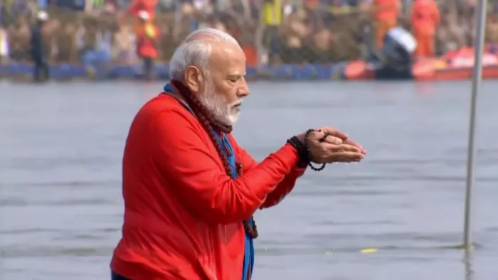 महाकुंभ पहुंचे पीएम मोदी, संगम में लगाएंगे डुबकी; सीएम योगी भी साथ में मौजूद