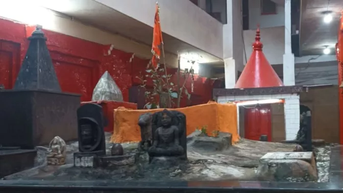 वाराणसी में गंगा तट पर हनुमान घाट स्थित जूना अखाड़ा के मुख्यालय के भीतर स्थित मंदिर व देवी-देवताओं की प्रतिमाएं।