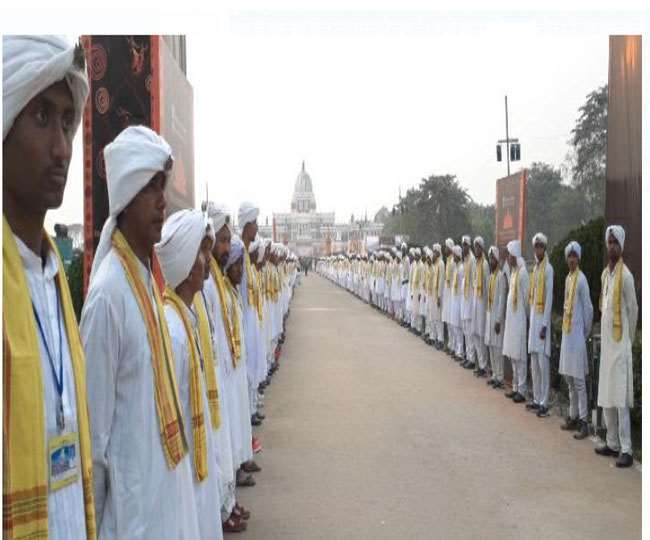 ऐतिहासिक मदन मोहन मंदिर के सामने राजवंशी जनजाति के लोग