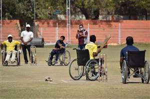 दिव्यांगजन व्हीलचेयर क्रिकेट प्रतियोगिता का आयोजन शु&zwj;क्रवार को में संपूर्णानंद सिगरा स्टेडियम में किया गया।