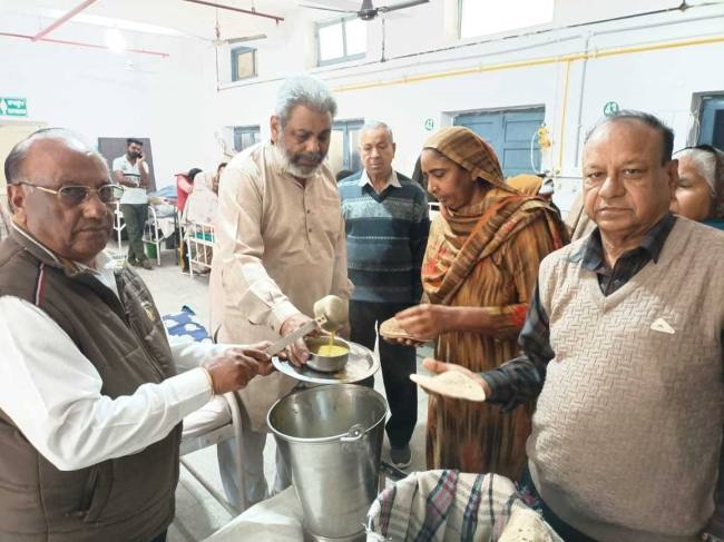 nishkam seva samiti fills the stomach of patients and attendants in civil hospital barnala