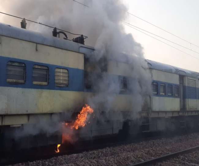मेरठ में शनिवार की सुबह एक पैसेंजर ट्रेन में आग लग गई।
