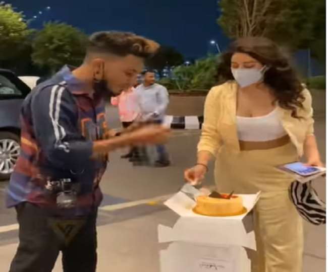 janhvi kapoor cut the cake before the birthday because of this fans said down to earth