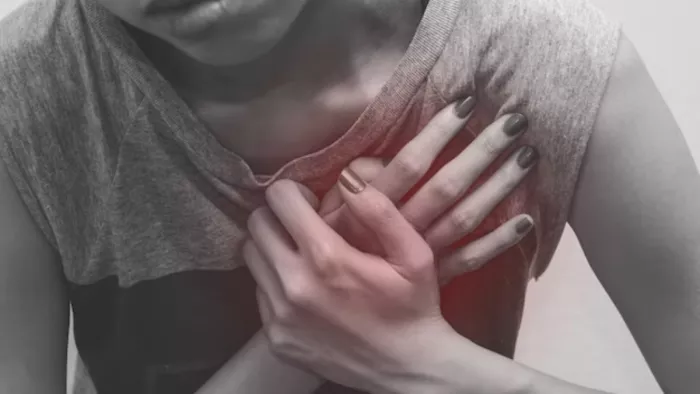 Chest Pain: सीने में दर्द होने के संभावित कारण जिन्हें नहीं करना चाहिए नजरअंदाज