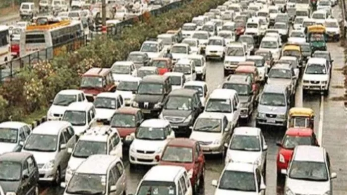 दिल्ली में मथुरा रोड की सिग्नल फ्री योजना ने बढ़ाया ITO डब्ल्यू प्वाइंट पर जाम।
