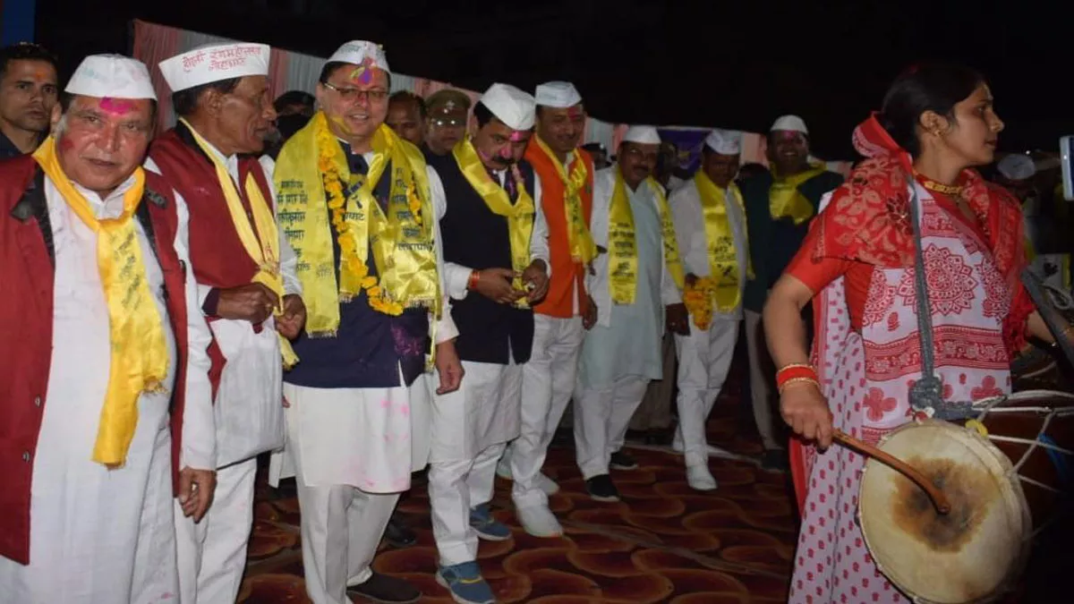 CM Holi Milan: होली गीतों पर झूमे पुष्‍कर सिंह धामी, कहा- जल्द हरिद्वार जैसा स्वरूप लेगा टनकपुर का शारदा घाट