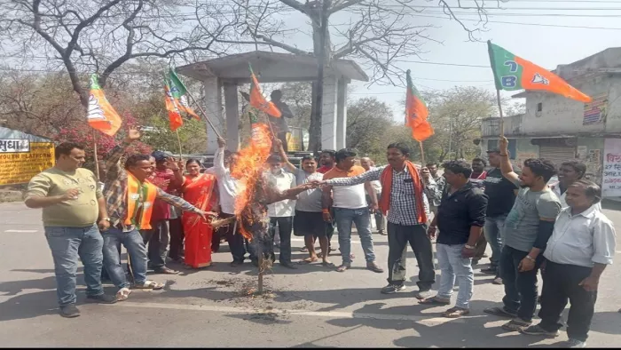 विदेशी महिला से गैंगरेप मामले को लेकर भाजपा ने मुख्यमंत्री का फूंका पुतला।