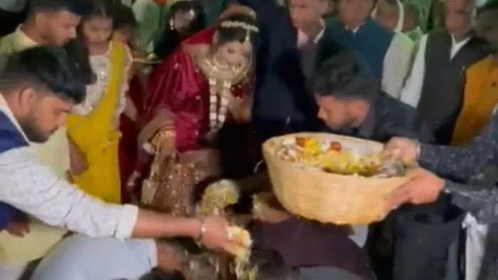 शहीद कमांडो की बहन को अपने हथेलियां पर रखवा विदा करते गरुड़ कमांडो