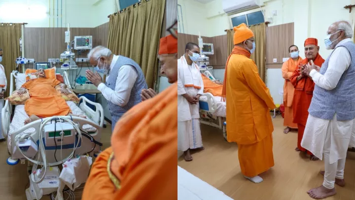प्रधानमंत्री नरेन्द्र मोदी ने जाना स्वामी स्मरणानंद जी महाराज का हाल (फोटो- @narendramodi)