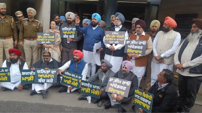 विधानसभा सत्र शुरू होने से पहले कांग्रेसियों ने सीएम मान के खिलाफ की नारेबाजी।