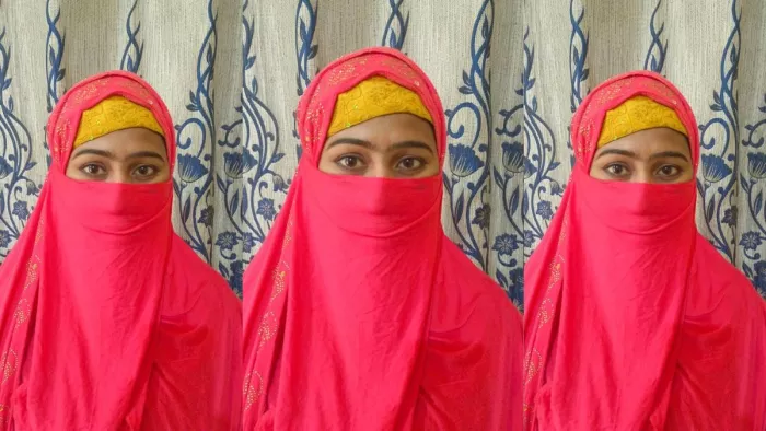 गांव की युवती निकहत नजमा बयां करती अपना दर्द।