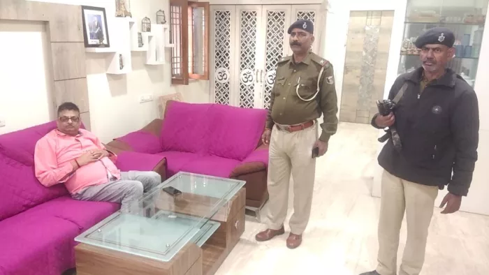 नशा की दवा खिला कर 50 लाख की चोरी।