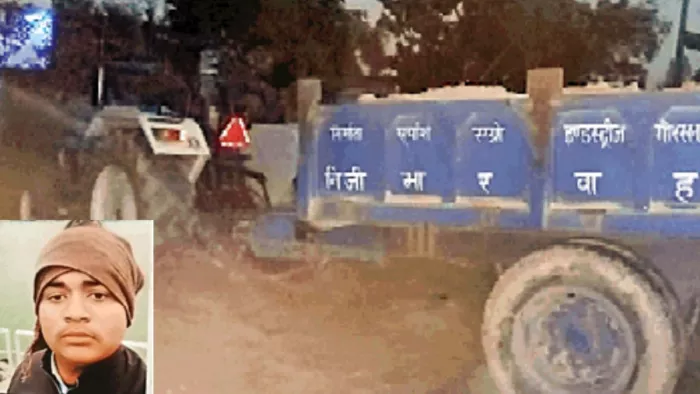 थाने पर खड़ी मिट्टी लदी ट्रैक्टर-ट्राली, इनसेट में मृतक।