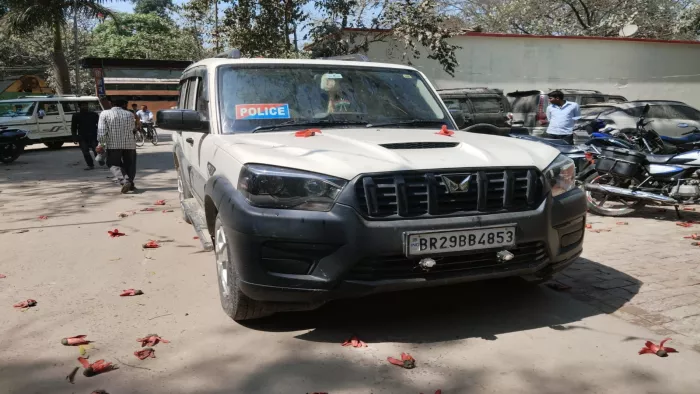 उत्पाद विभाग की गाड़ी से भारी मात्रा में शराब बरामद