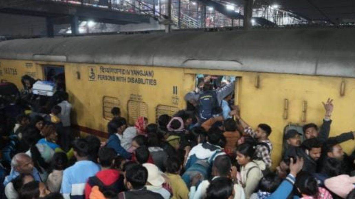 https://www.jagranimages.com/images/newimg/05032025/05_03_2025-_delhi_stampede_1_23894824.jpg
