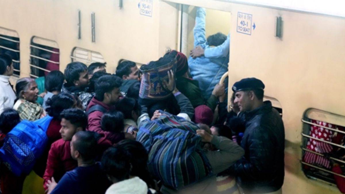 https://www.jagranimages.com/images/newimg/05032025/05_03_2025-delhi_stampede_pti_photo_2_23894970.jpg