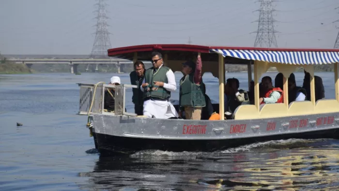 यमुना में सफाई कार्य का निरीक्षण करते मंत्री प्रवेश साहिब सिंह। फोटो- जागरण