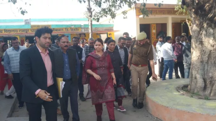 रामपुर चाठा में अफसरों के साथ जातीं डीएम जसजीत कौर l जागरण