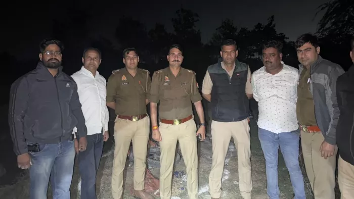 मुठभेड़ के बाद गिरफ्तार बदमाश। फोटो- जागरण