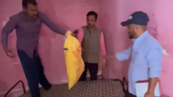 मकान से नकली बीज बरामद करते जिला कृषि अधिकारी दुर्गेश कुमार। स्रोत कृषि विभाग