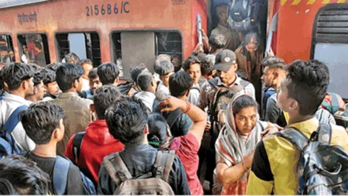 होली से पहले ही ट्रेनें फुल, टिकट लेने के लिए लंबी कतार