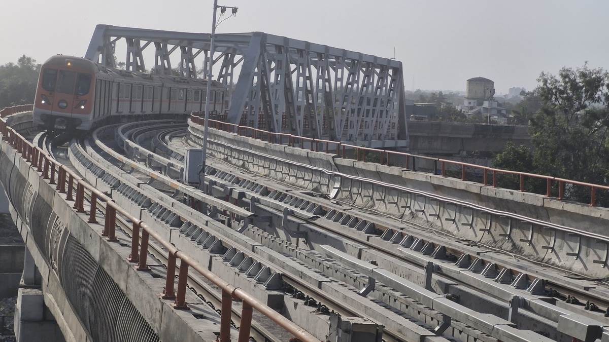 metro ran for the first time from rani kamlapati railway station to aiims