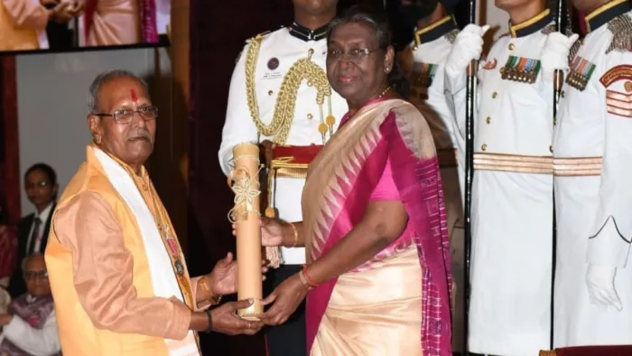 राष्ट्रपति द्रौपदी मुर्मु से पद्म पुरस्कार ग्रहण करते पद्मश्री गोदावरी सिंह। -फाइल फोटो