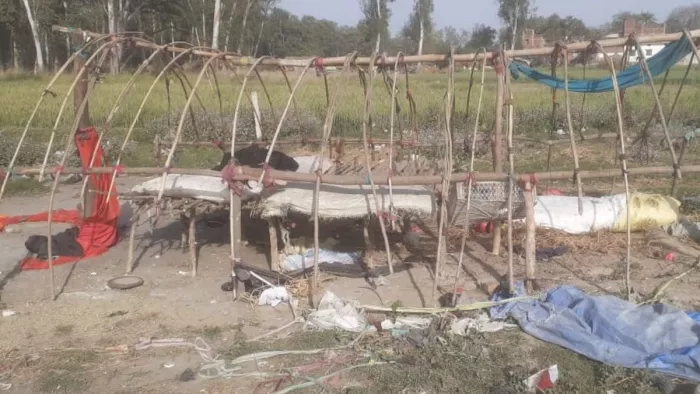 गढ़वा गांव में खाली पड़ी झुग्गी के अंदर बिखरे सामान- जागरण