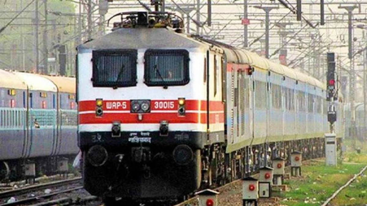 https://www.jagranimages.com/images/newimg/05032025/05_03_2025-train_update_23894929.jpg