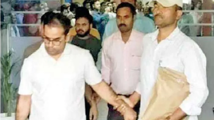 मंडल कार्यालय से सुशांत पराशर को गिरफ्तार कर ले जाती सीबीआइ की टीम। जागरण
