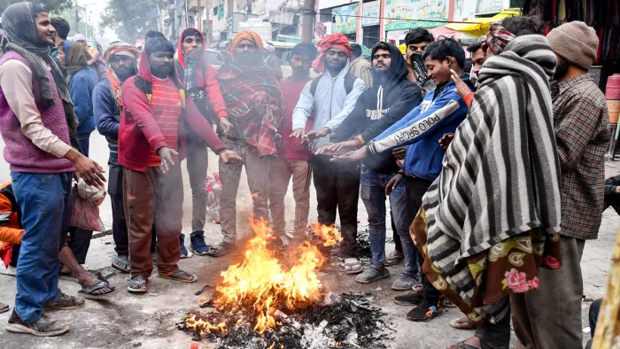 दिल्ली-एनसीआर में ठंडी हवाओं ने बढ़ाई ठिठुरन, पहाड़ों पर हिमपात और वर्षा जारी (फोटो- एएनआई)