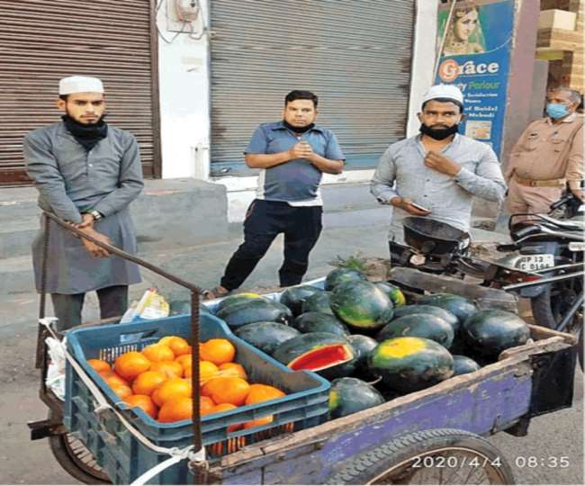 थूक लगाकर फल बेच रहे तीन को लोगों ने जमकर पीटा फिर किया पुलिस के हवाले Meerut News