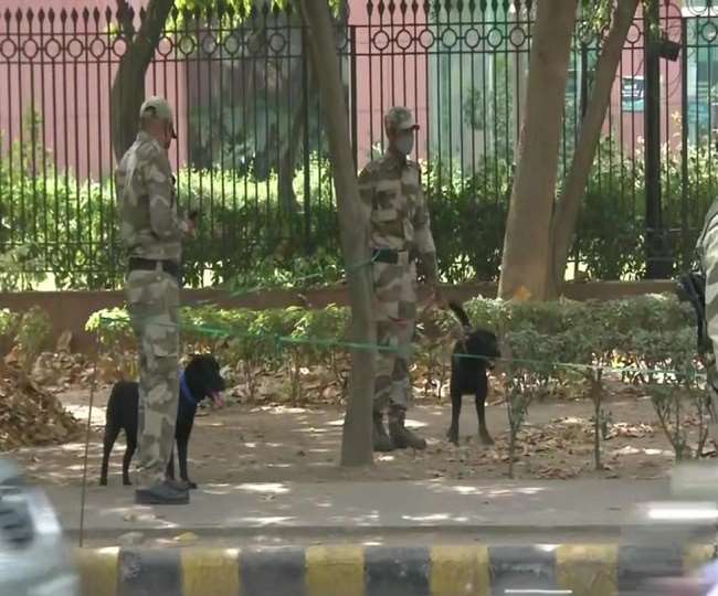 नेशनल मीडिया सेंटर कर्मियों की सूचना पर डॉग स्क्वायड टीम के साथ पहुंची दिल्ली पुलिस।