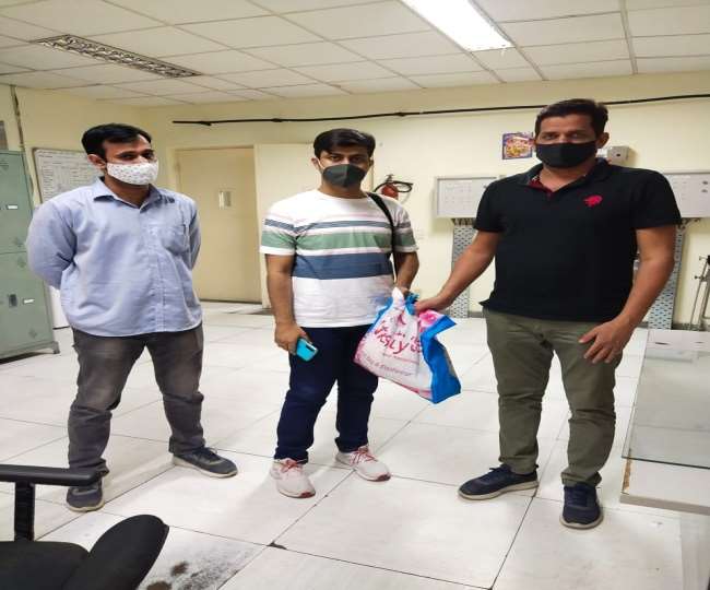 आखिरकार स्पेशल स्टाफ और कंट्रोल रूम ने बैग द्वारका मेट्रो स्टेशन से खोज निकाला।