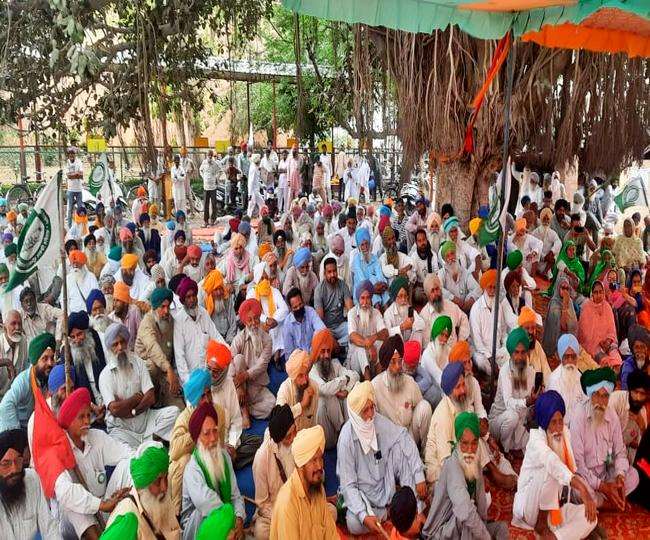Ludhiana farmers Gherao Food Corporation of India office