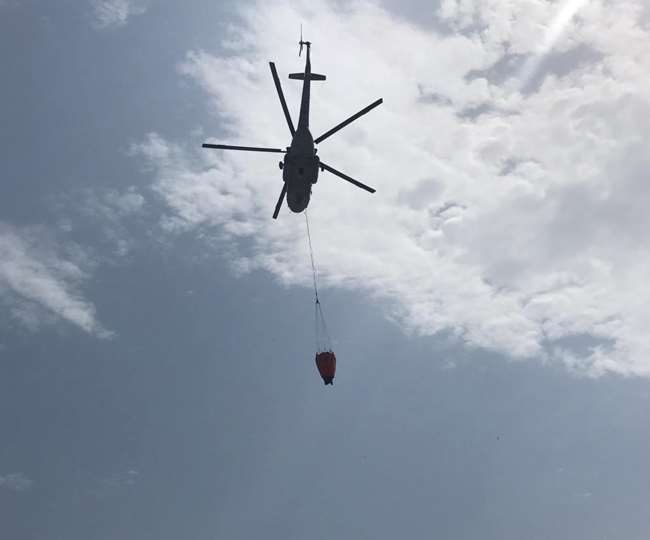 वायुसेना के हेलीकॉप्टर ने उत्तराखंड में जंगलों में लगी आग को बुझाने का आपरेशन शुरू किया।