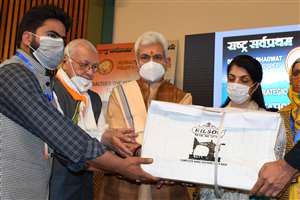 जम्&zwj;मू कश्&zwj;मीर के जवानों की गुमनाम कहानियों को प्रशासन सामने लाने की कवायद कर रहा है।