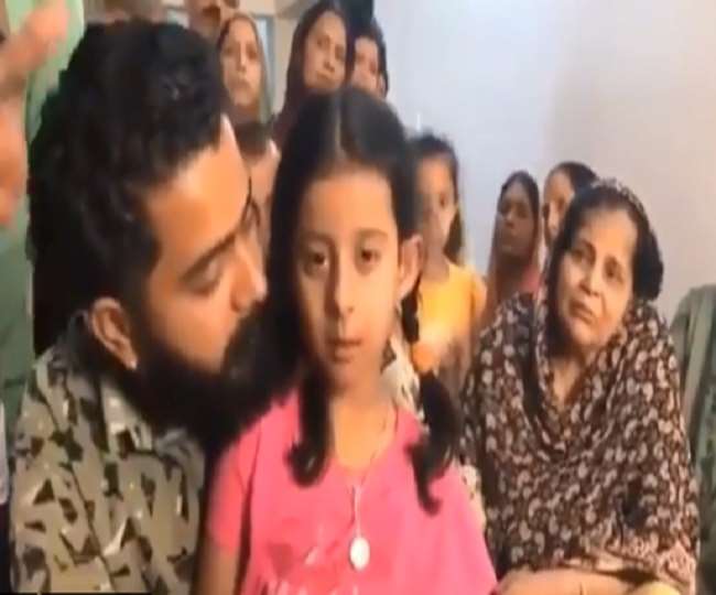 नक्सलियों के चंगुल में कोबरा बटालियन के जवान राकेश्वर सिंह की बेटी (फोटो ट्वीटर)