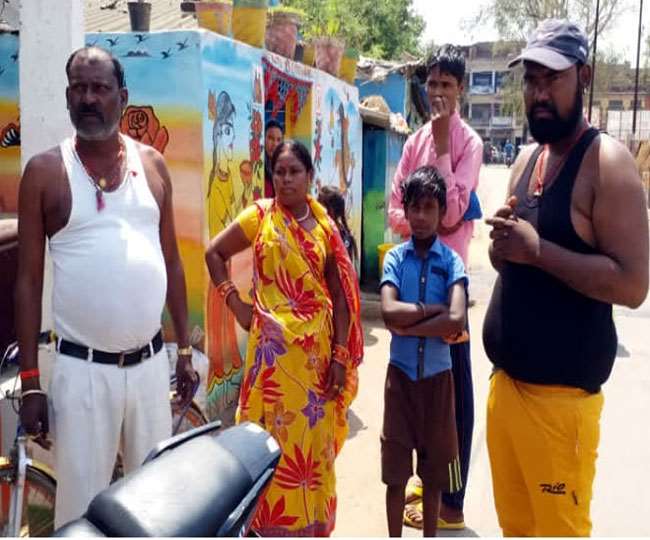 Jharkhand News, Palamu Samachar मामला दर्ज कराने थाना पहुंचे परिजन।