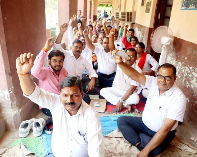 the workers mobilized against the pratapgarh incident staged a sitin