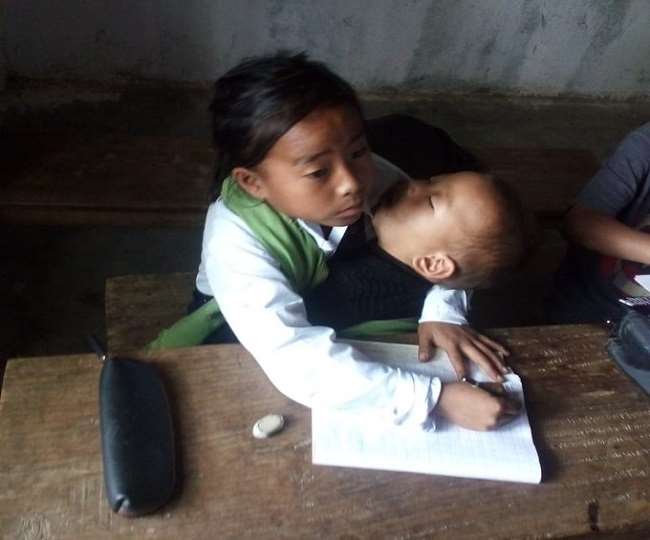 मणिपुर: छोटी बहन की देख-रेख के साथ पढ़ाई करती दस साल की बच्ची ने मंत्री को किया हैरान