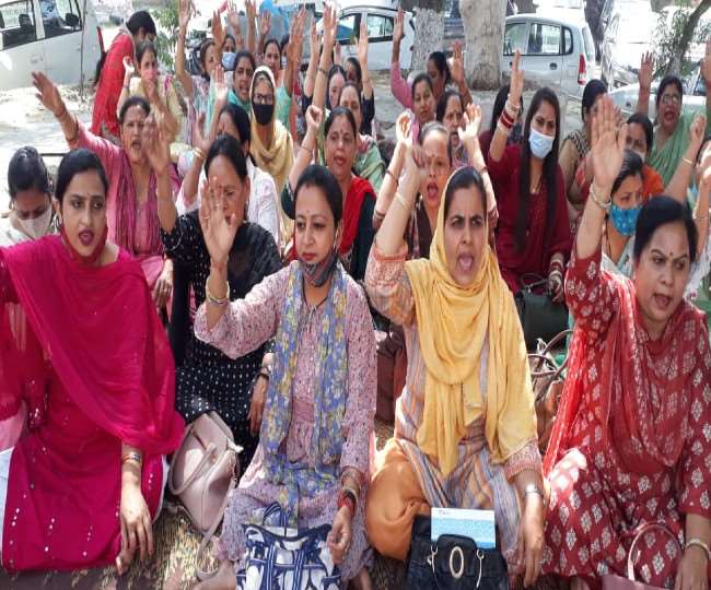 female multipurpose workers protests outside directorate of health staged dharna demands release of pending salary