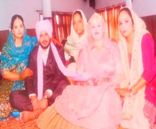 कपूरथला के फत्तूढींगा में लवप्रीत सिंह और घरवालों के साथ स्टीवेट।