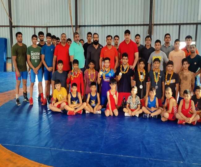 wrestlers of hind kesari sonu pehalwan akhada won 5 medals including gold in junior national