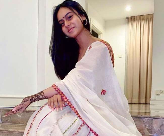 ajay devgn and kajol daughter nysa looks gorgeous in white short dress picture goes viral on social media