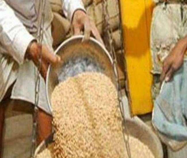 मार्च के दूसरे चरण में दिए जाने वाला राशन इस बार अप्रैल के पहले सप्ताह में बंट रहा है।