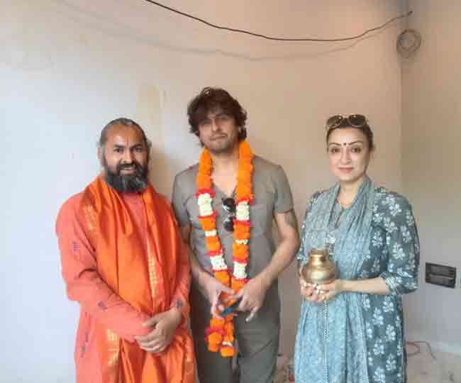 Playback singer Sonu Nigam performed Ganga Pujan in Rishikesh - तीर्थनगरी  ऋषिकेश पहुंचे पार्श्व गायक पद्मश्री सोनू निगम, गंगा तट पर किया पूजन