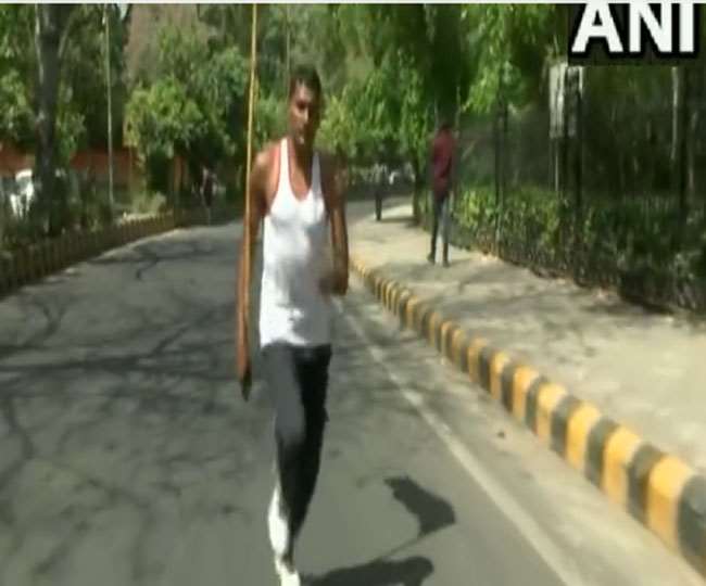 राजस्थान के सीकर से 350 किलोमीटर दौड़कर दिल्ली पहुंचा युवक