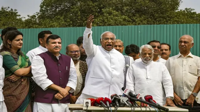 Parliament Budget Session: विपक्ष के हंगामे के चलते कार्यवाही कल तक के लिए स्थगित, विपक्षी दल करेंगे मार्च - Parliament Budget Session 2023 updates uproar in loksabha rajyasabha gautam ...