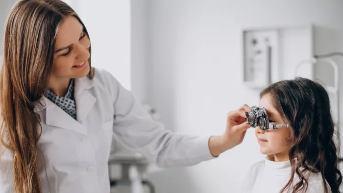 Eye Health: जानें क्या है मायोपिया इसके लक्षण व बचाव